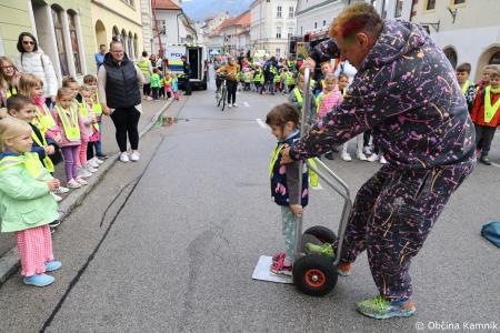 Otroci kamniških šol in vrtcev rajali na Glavnem trgu in se učili o trajnostni mobilnosti (47)